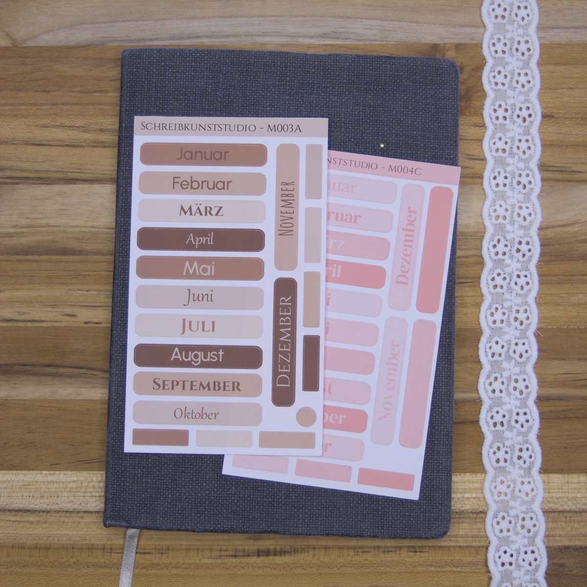 Durch das Jahr. – Monate Sticker Sheet