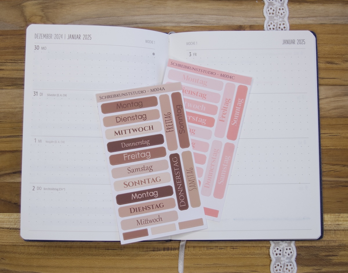 Tag für Tag. – Wochentag Sticker Sheet